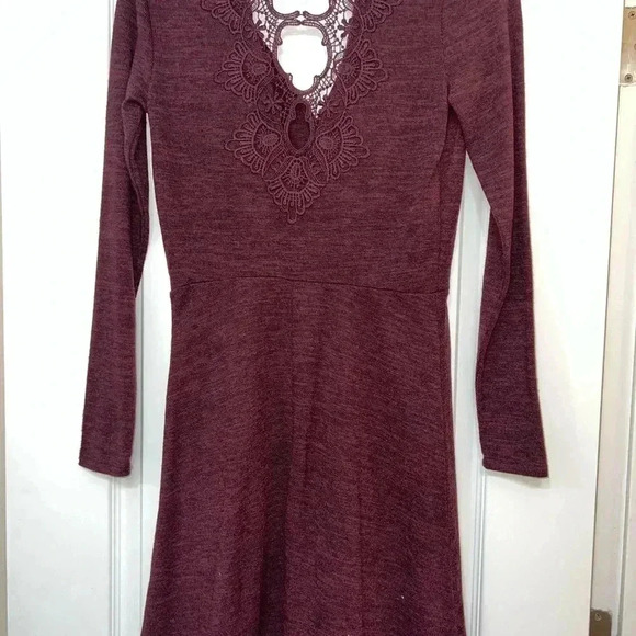 Elegant Burgundy Long Sleeve Dress - Picture 2 of 3